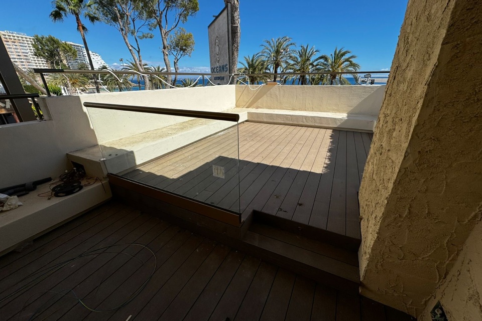 Terraza con suelo de madera