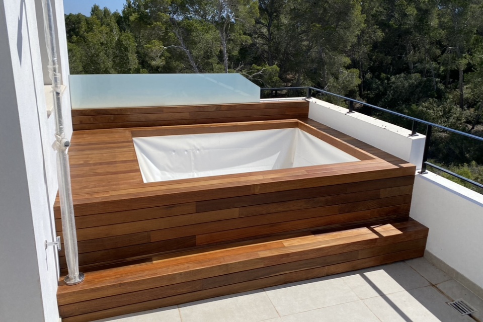 Jacuzzi con exteriores de madera