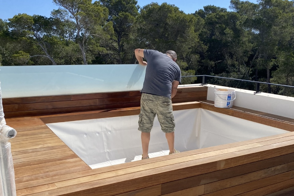 Hombre en mitad de un jacuzzi