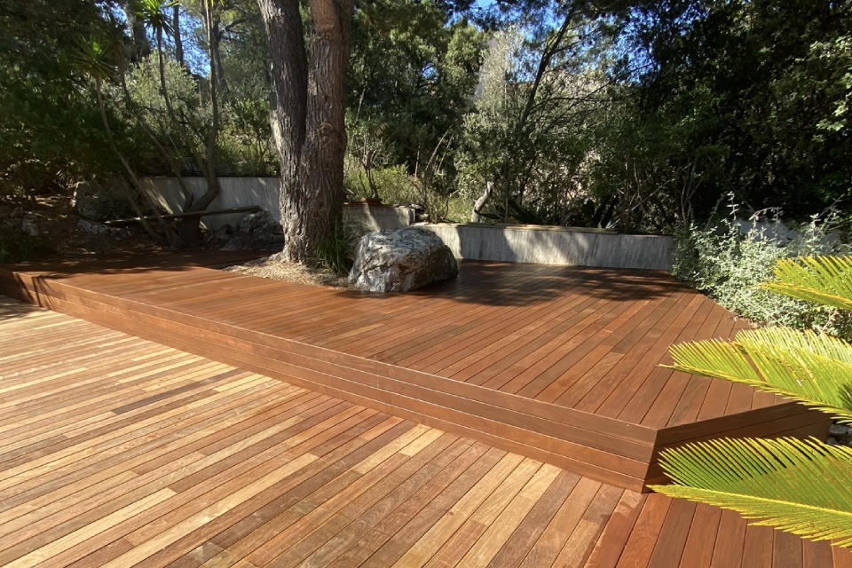 Suelo de parquet en un jardín