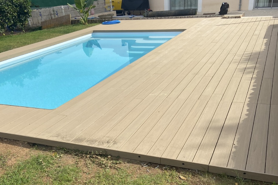 Piscina con parquet al lado